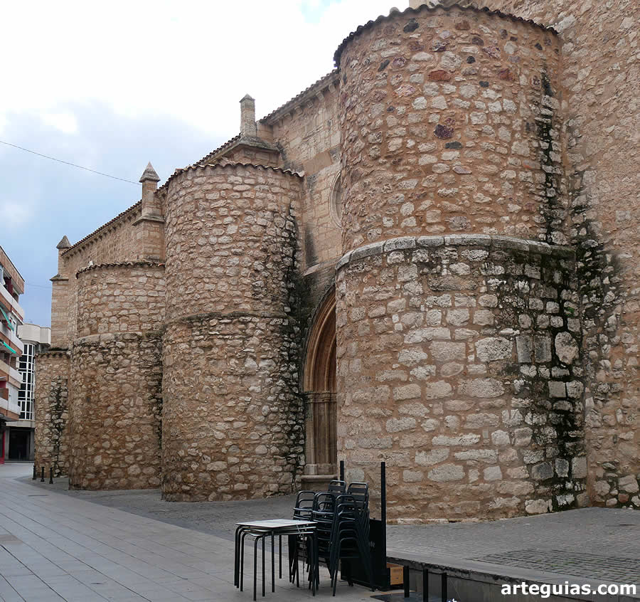Contrafuertes semicilíndricos de l muro septentrional