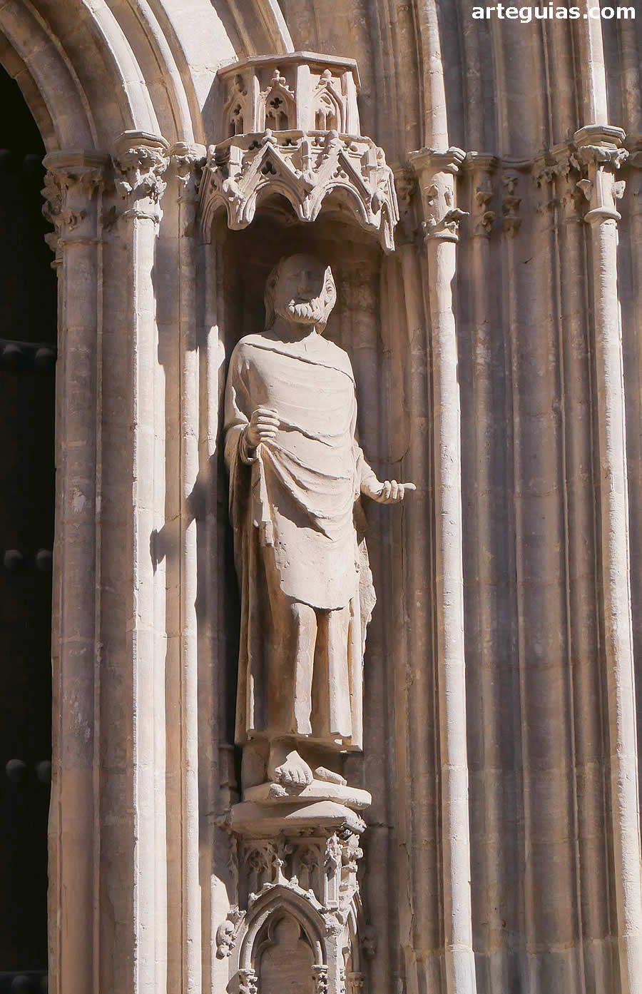 Estatua de San Pablo de Tarso en la portada gótica