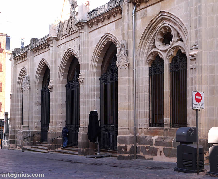 Pórtico en estilo neogótico