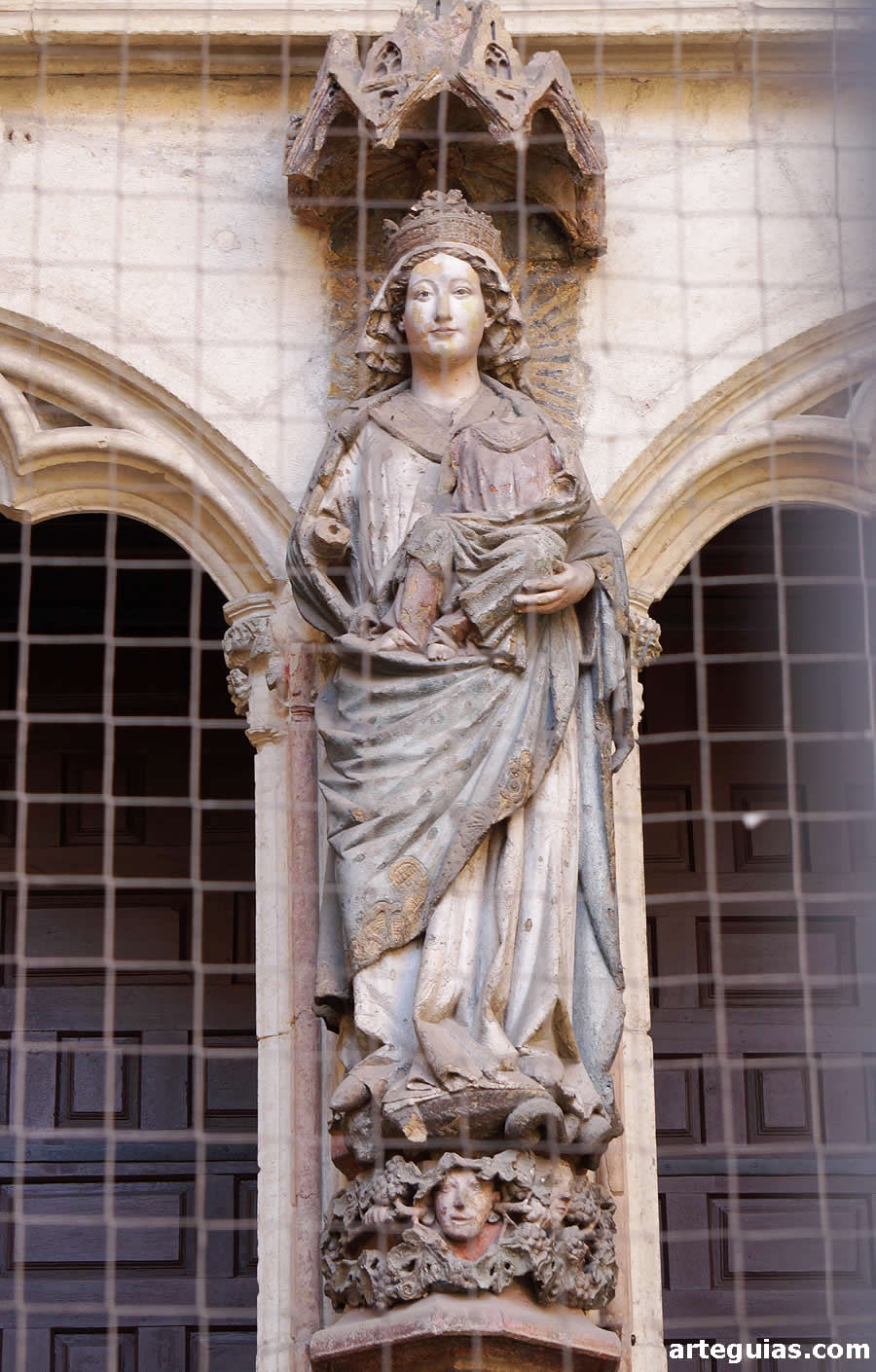 Parteluz con la Virgen y el Niño