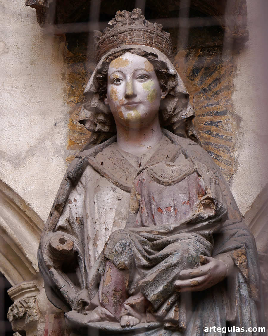 Iglesia de San Pedro de Vitoria: estatua de la Virgen en el Pórtico Viejo
