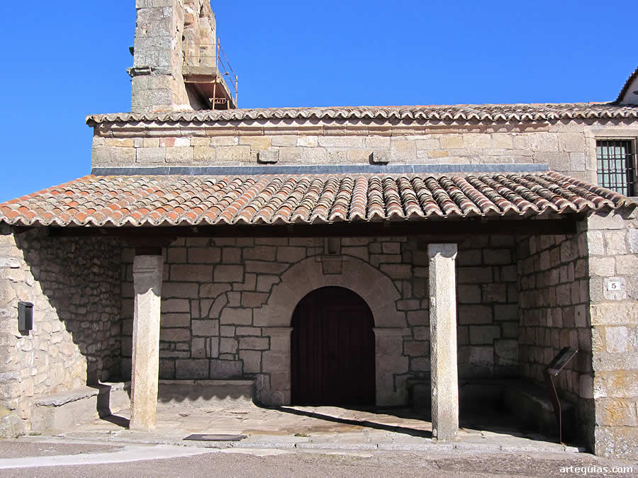 Porche y puerta del siglo XVI