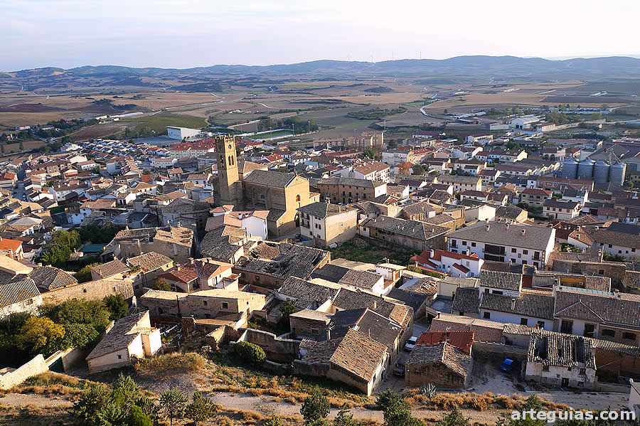 Vista de la villa desde lo alto de la iglesia de San Saturnino