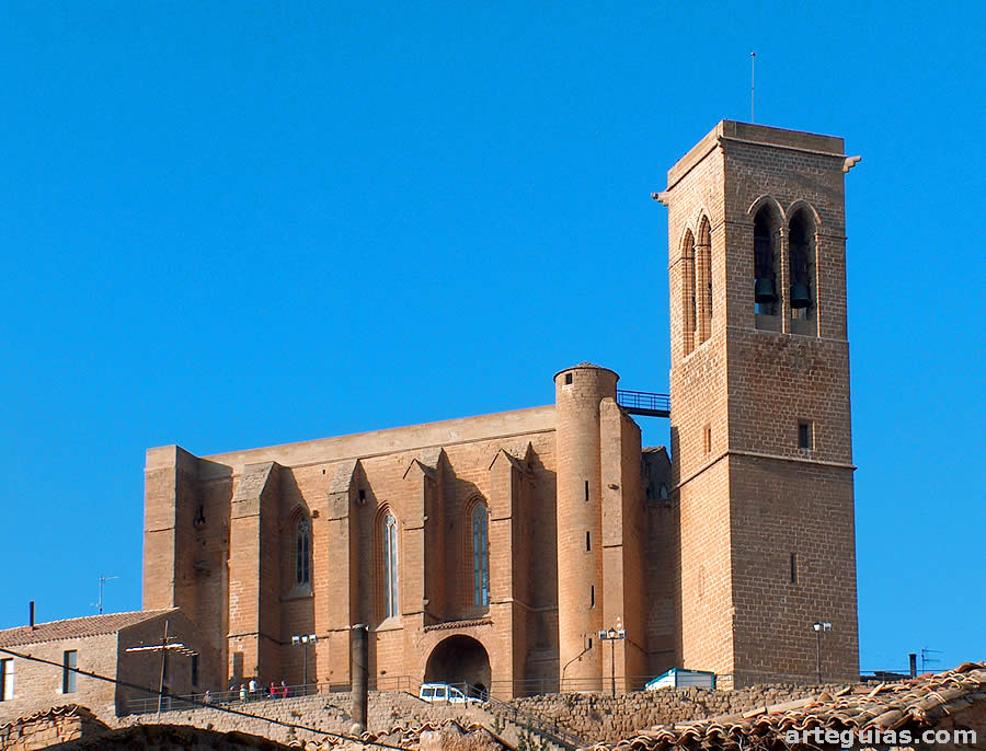 La iglesia de San Saturnino desde el caserío de Artajona