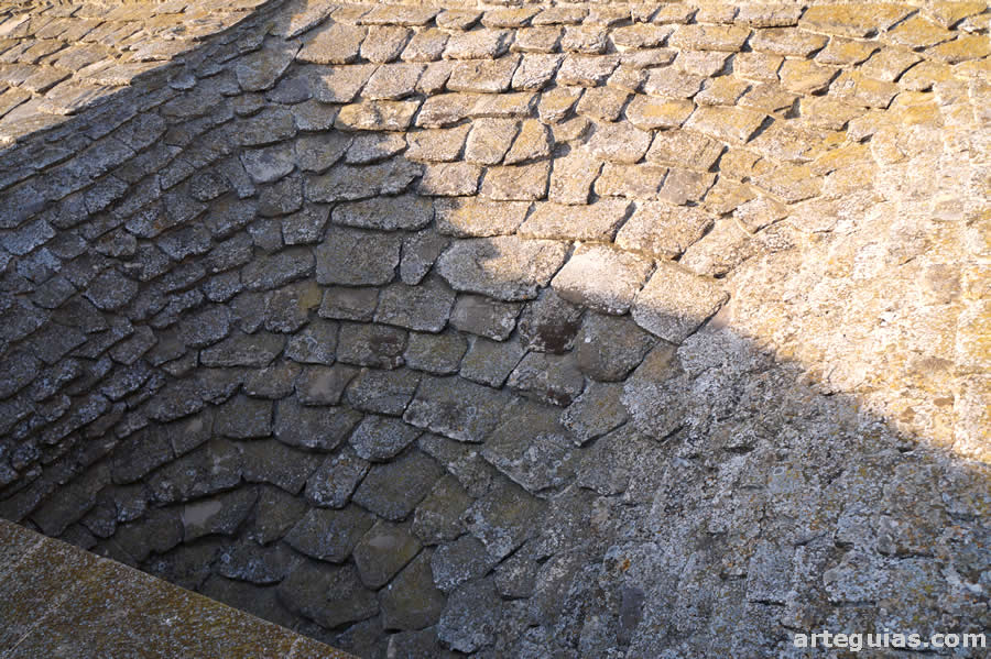Sobrecubiertas de lajas de arenisca en forma de cono para evacuar las aguas de lluvia