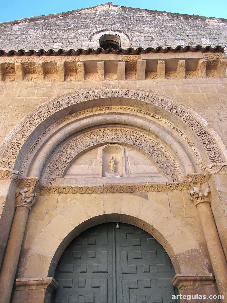 Fachada occidental con su puerta románica modificada