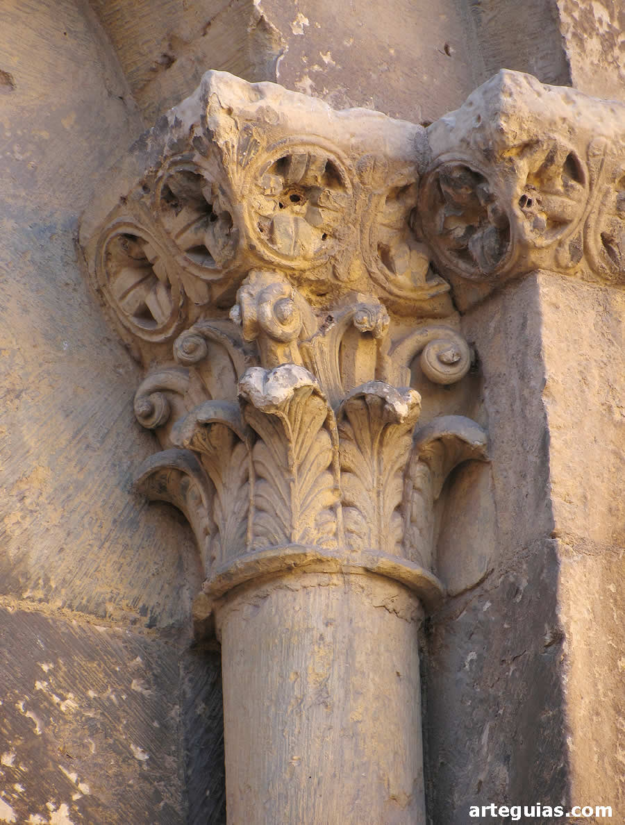 Capitel de un ventanal
