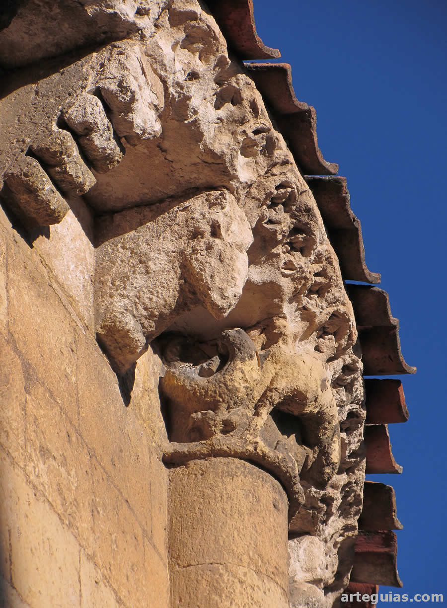 Canecillos y capitel del ábside. Todo muy erosionado