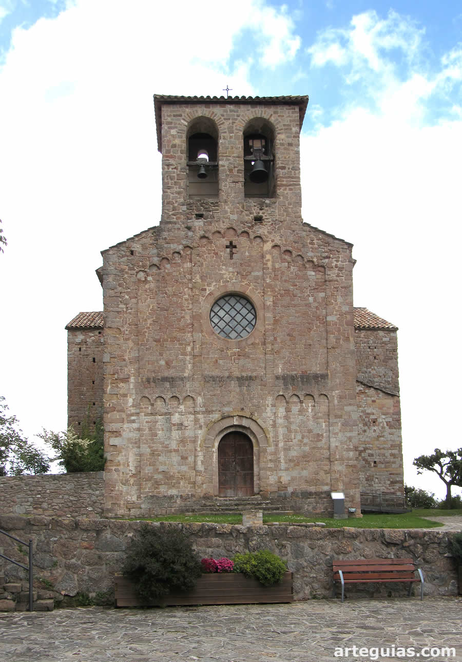 Fachada con la puerta, ventanas y espadaña