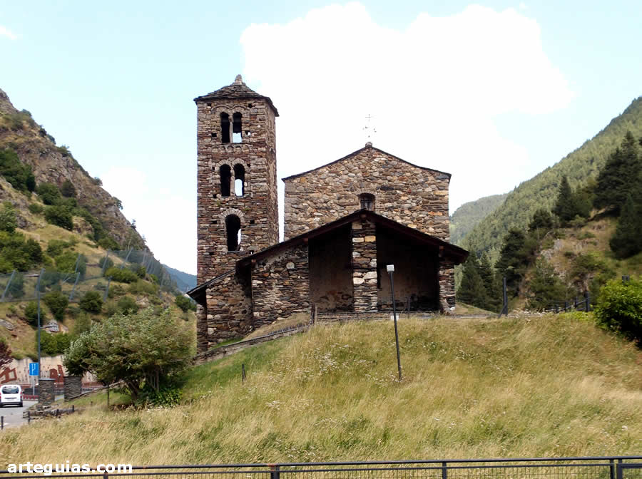 La iglesia fotografiada desde el oeste
