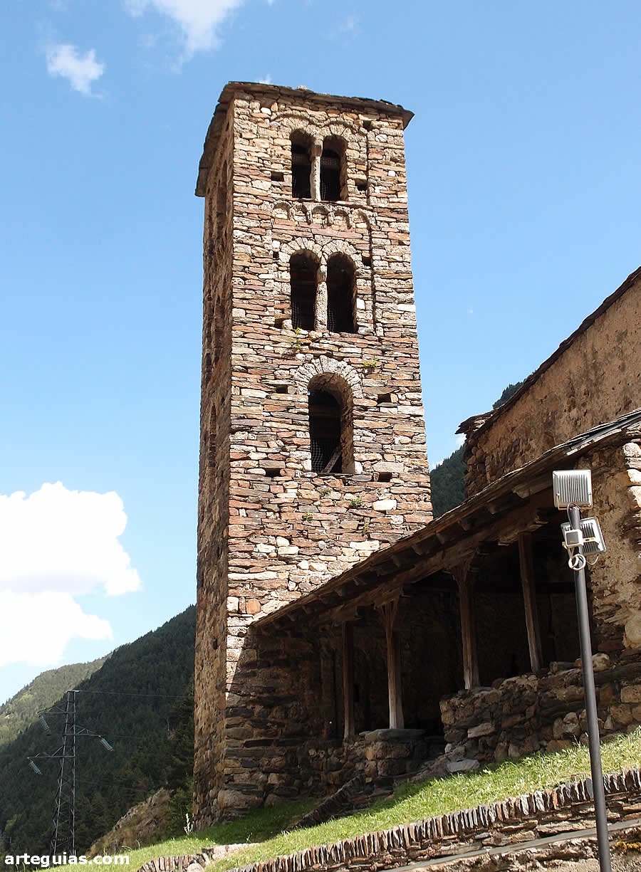 Torre campanario de estilo lombardo construido al norte de la iglesia
