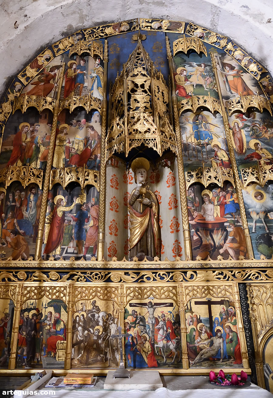 Retablo g&oacute;tico ubicado en el &aacute;bside