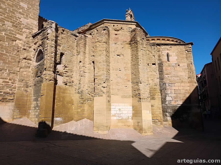 El exterior de la iglesia de Sant Llorenç es confuso por la adición de ábsides poligonales góticos al primitivo románico