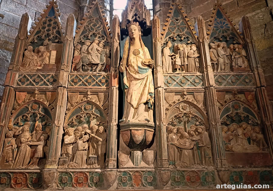 Uno de los retablos góticos en piedra que se exponen en la iglesia de Sant Llorenç de Lleida