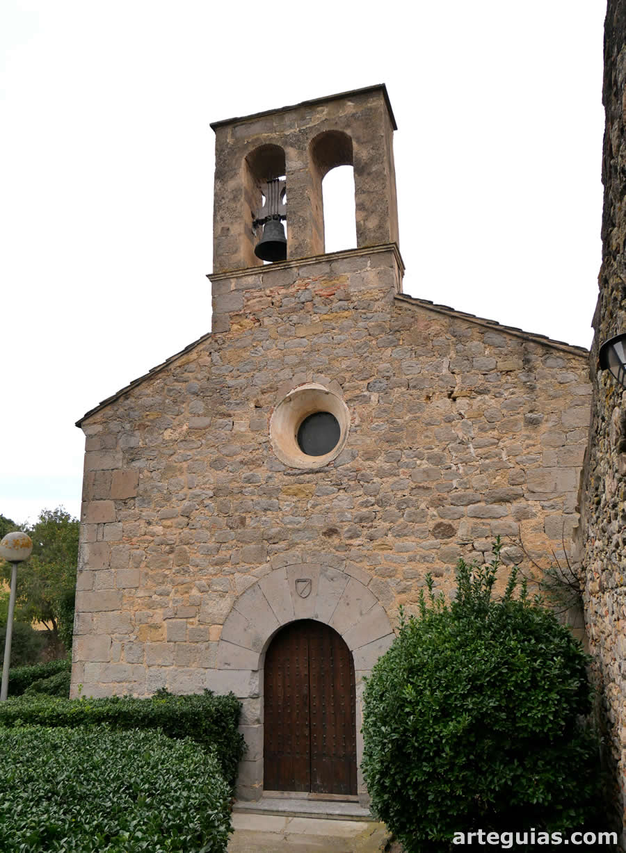 Fachada oeste de la iglesia de Sant Tomàs de Fluvià