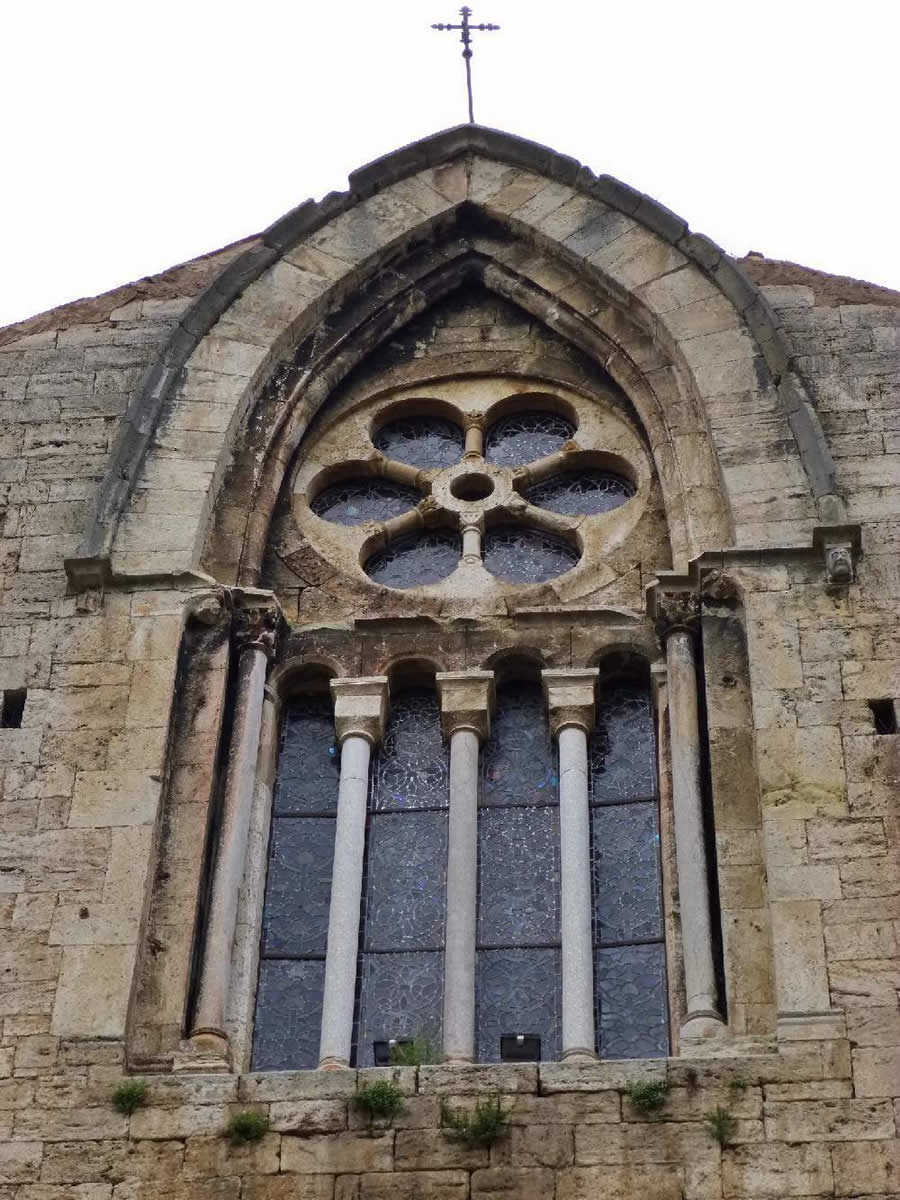 Enorme y espectacular ventana románico y gótico del hastial oeste