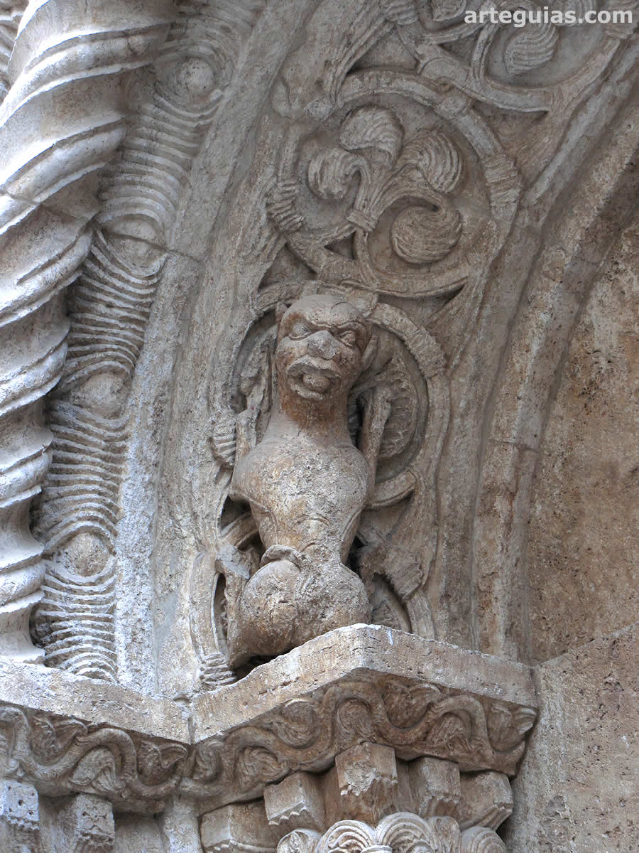 Estatua de un león en el salmer de una arquivolta