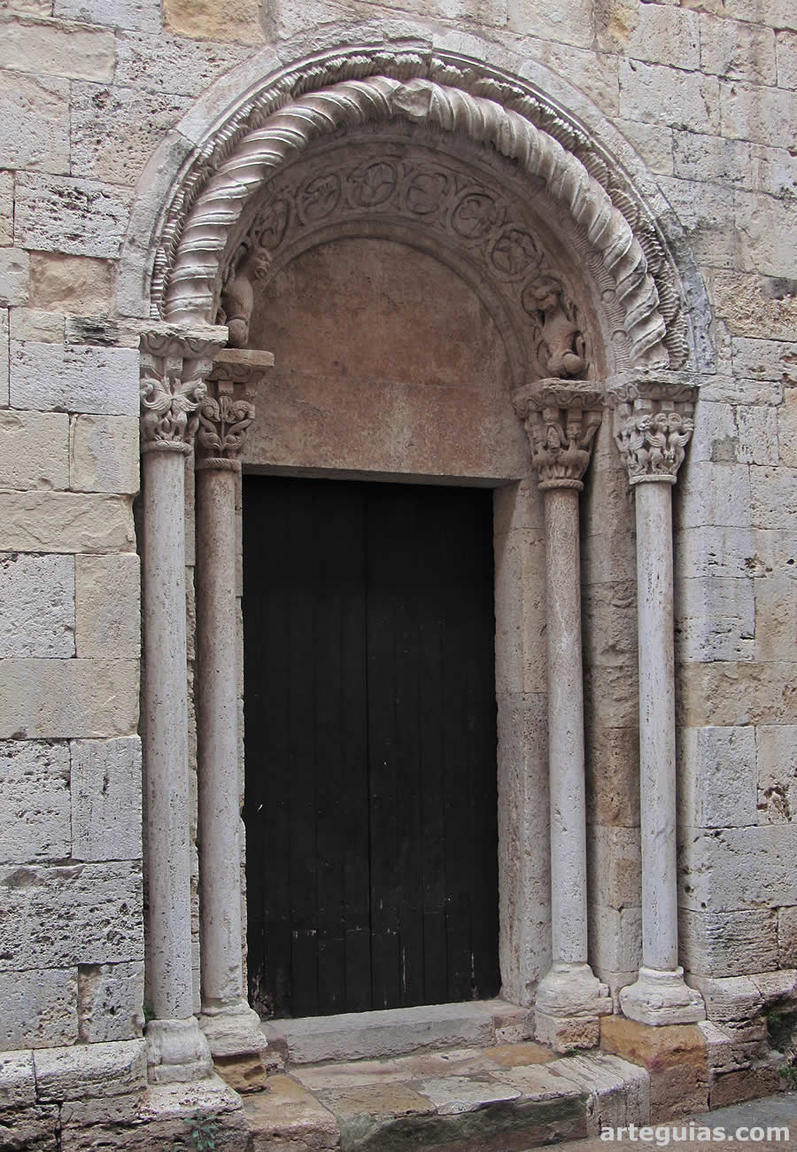 Iglesia de Sant Vicenç de Besalú, Girona. Puerta románica del muro sur