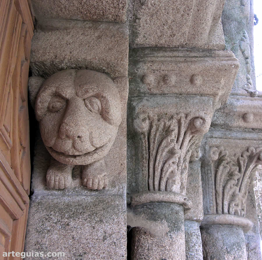 Detalle de la portada románica occidental