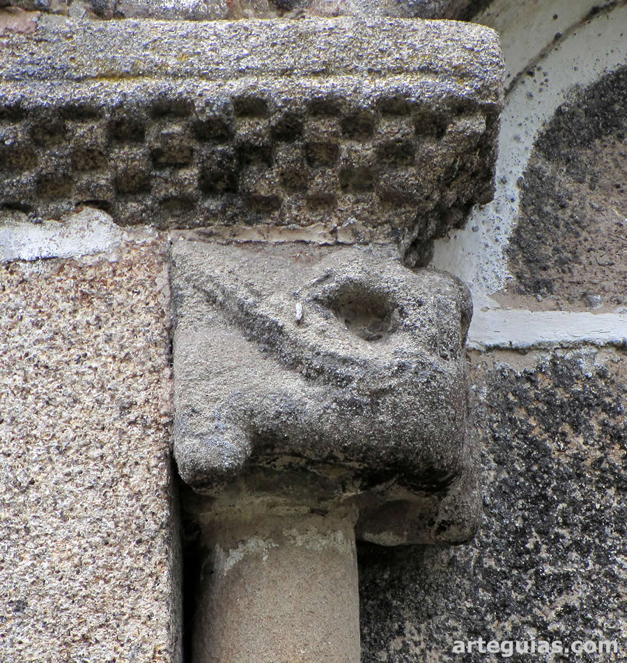 Capitel con grifos