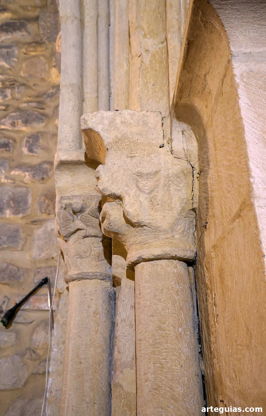 Columnas y arquivoltas de la puerta norte