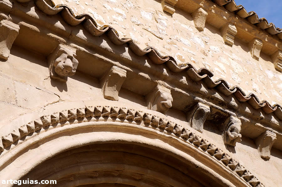 Canecillos de la puerta románica sur