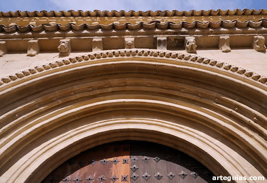 Arquivoltas y canecillos de la puerta sur