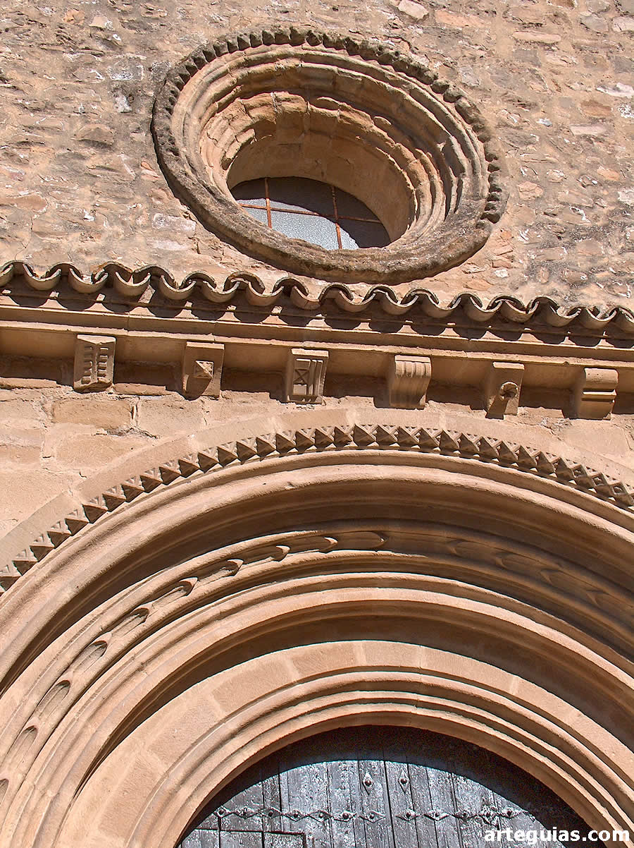Iglesia de Santa Cruz, Baeza: detalle de la portada y óculo de iluminación
