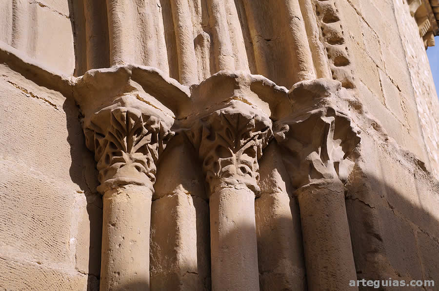 Capiteles de la puerta sur