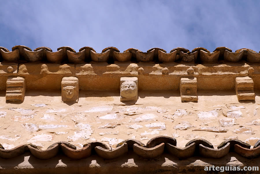 Alero y canecillos del muro meridional