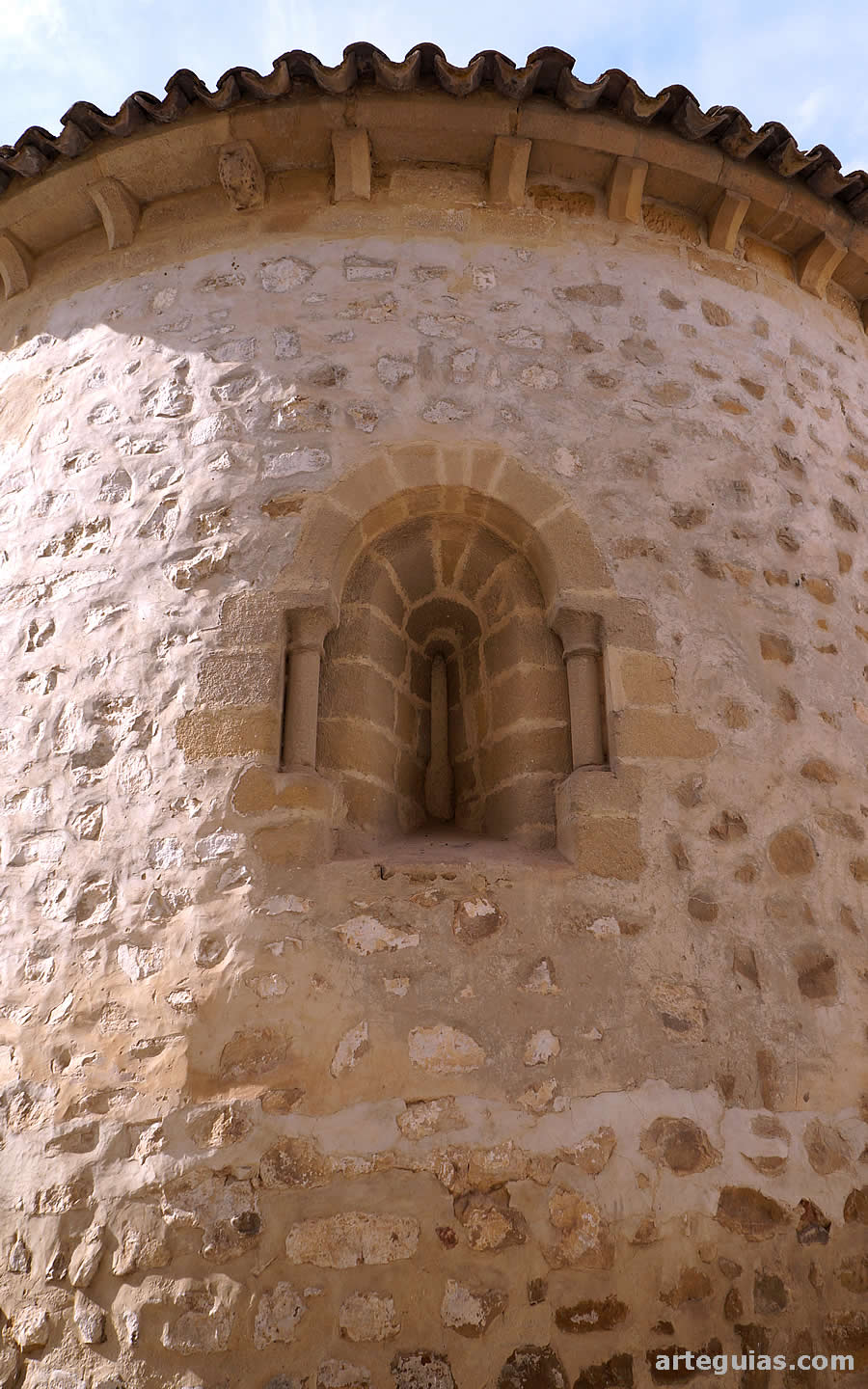 Ábside románico del templo de Santa Cruz