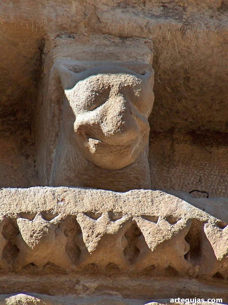 Canecillo de la puerta meridional