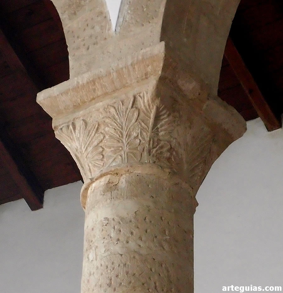 Capitel vegetal de una de las columnas de la arquería