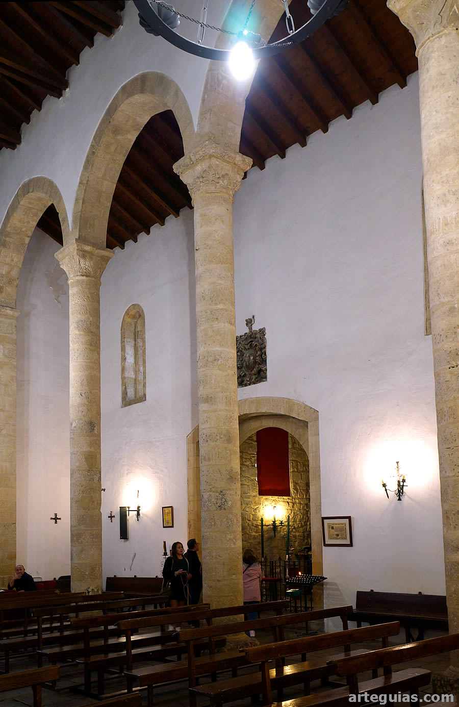 Arcos formeros sobre columnas del interior de Santa Cruz
