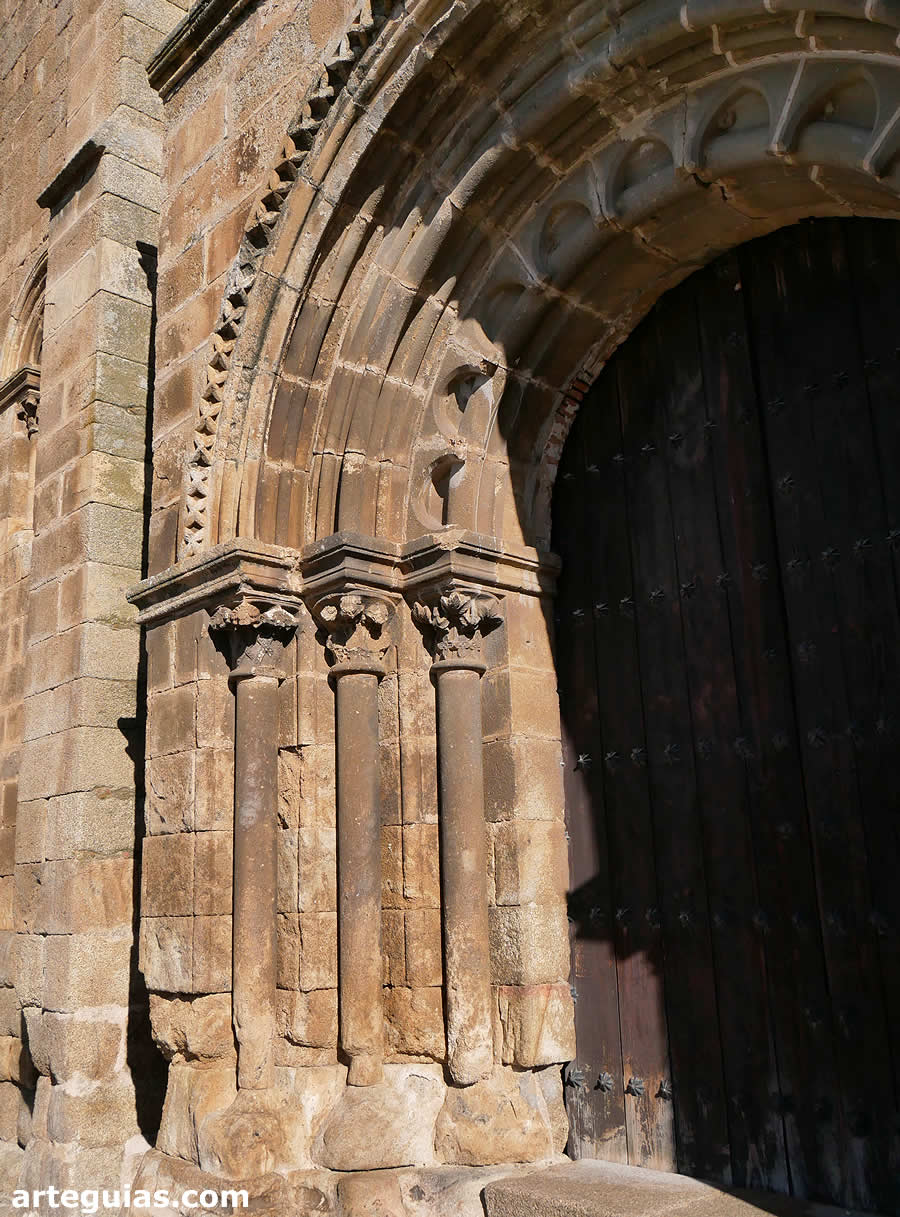 Iglesia de Santa María de Almocóvar, Alcántara (Cáceres): detalle de la portada románica occidental