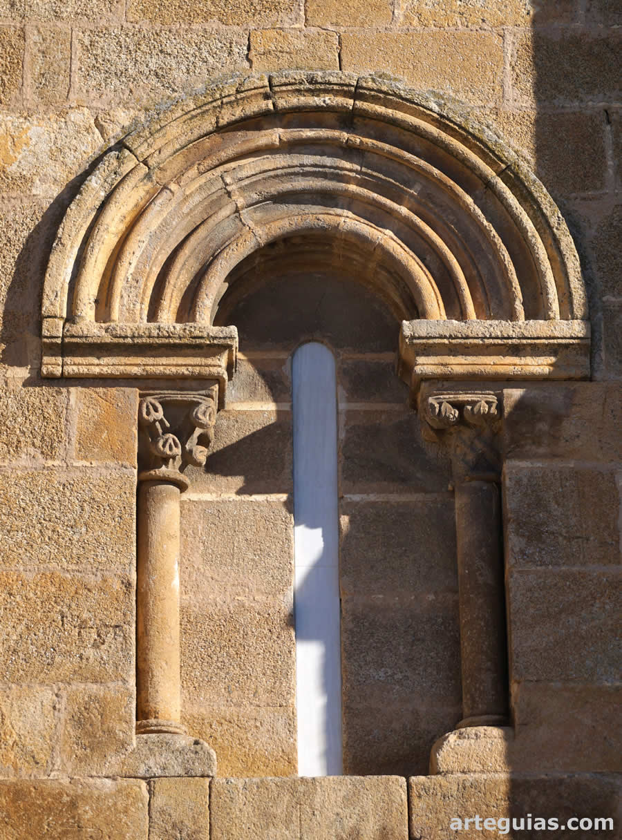Ventanal románico