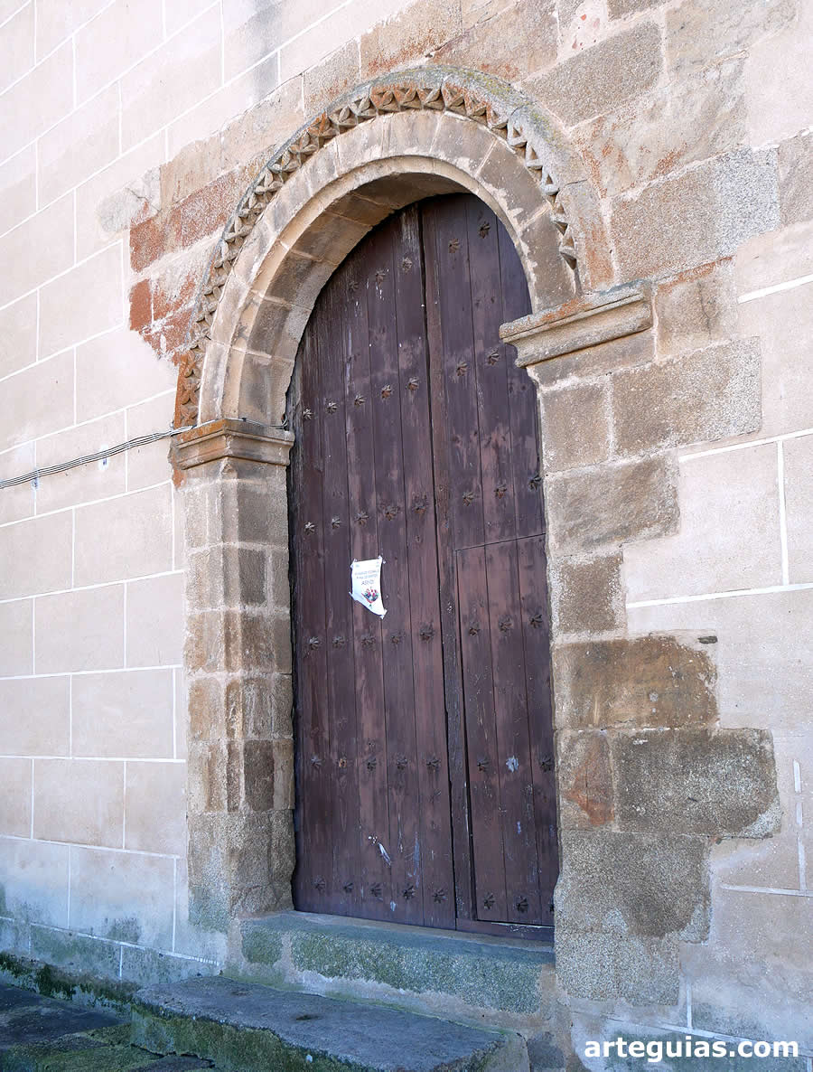 Modesta puerta del muro septentrional