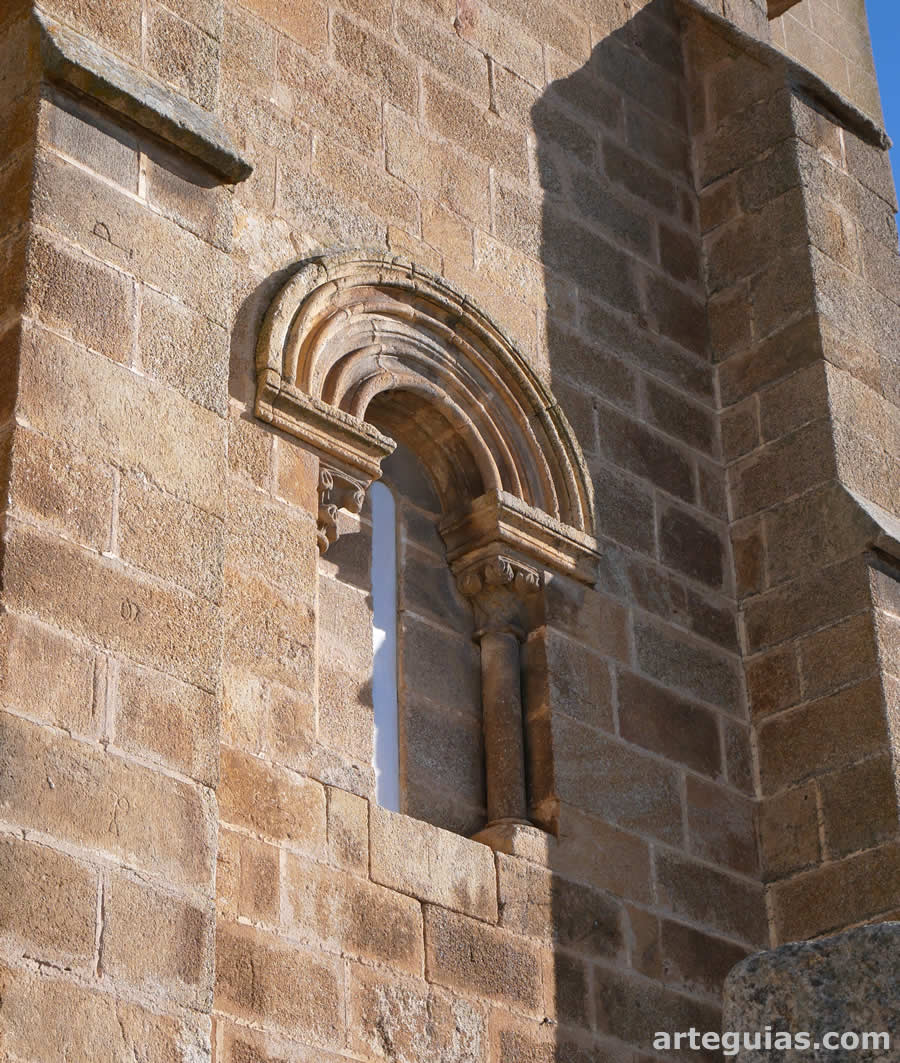 Ventanal de imafronte de esta iglesia románica de Alcántara