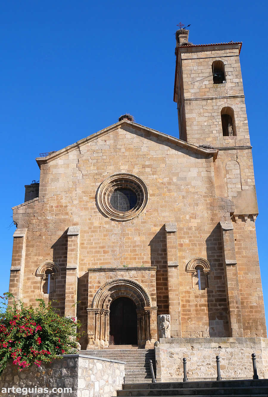 Imafronte de la iglesia de Santa María de Almocóvar