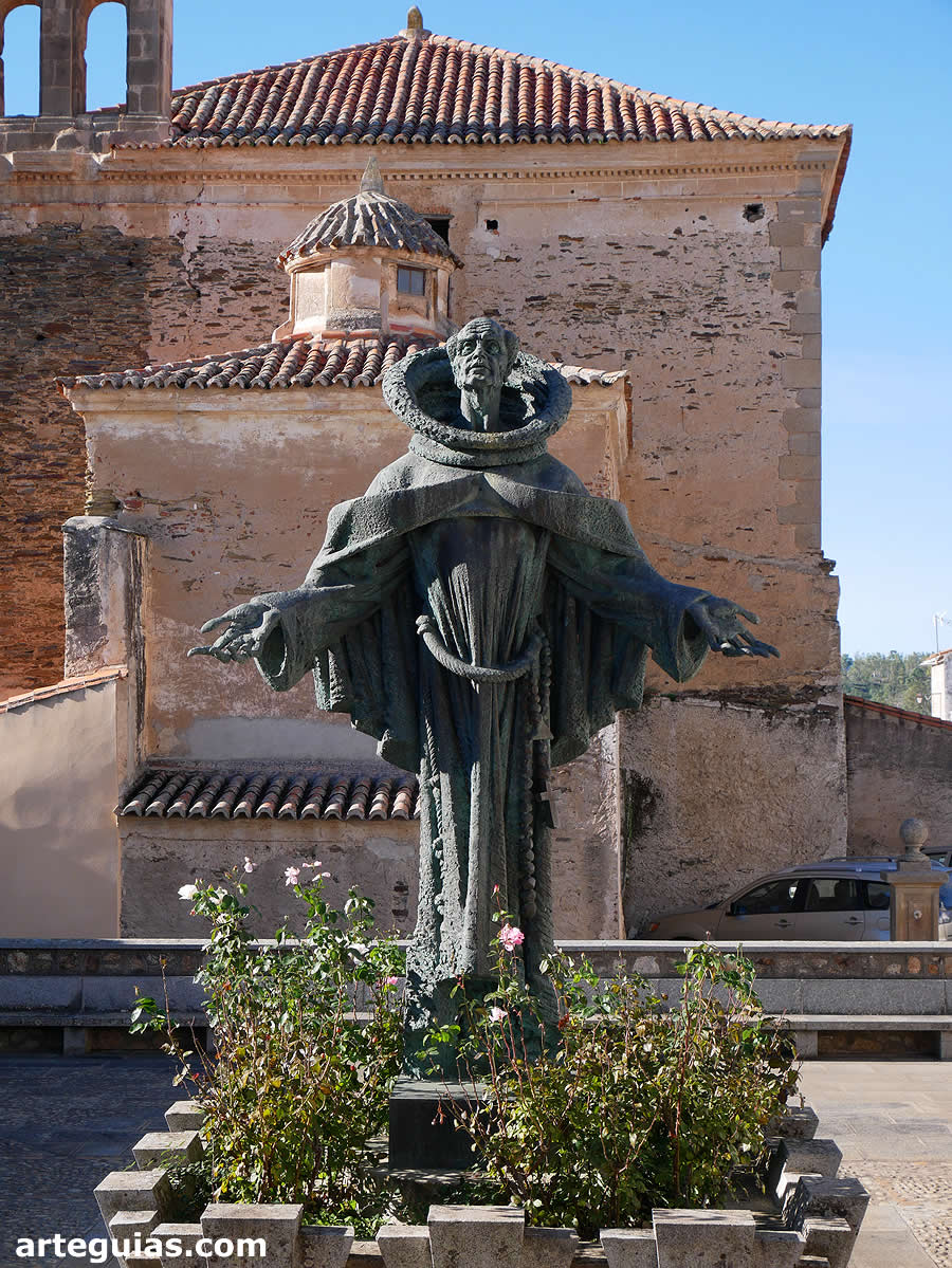 Estatua en memoria del fraile franciscano San Pedro de Alcántara