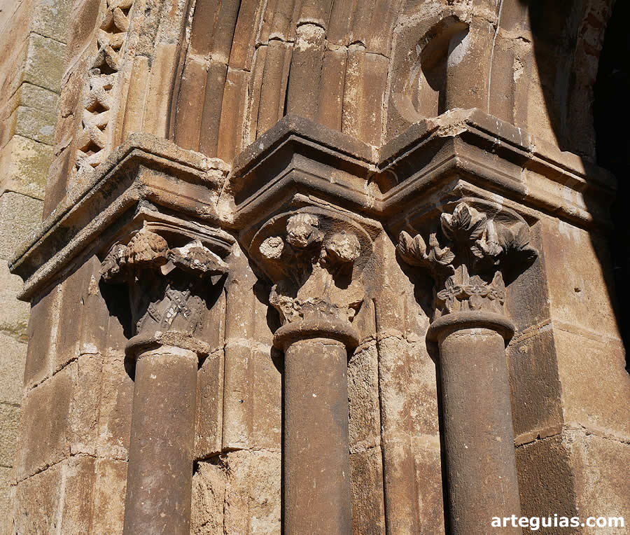 Iglesia de Santa María de Almocóvar, Alcántara: detalle de la puerta occidental
