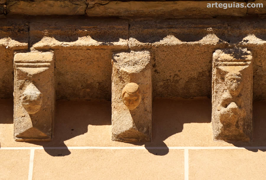 Iglesia de Santa María de Almocóvar, Alcántara (Cáceres): canecillos del alero meridional