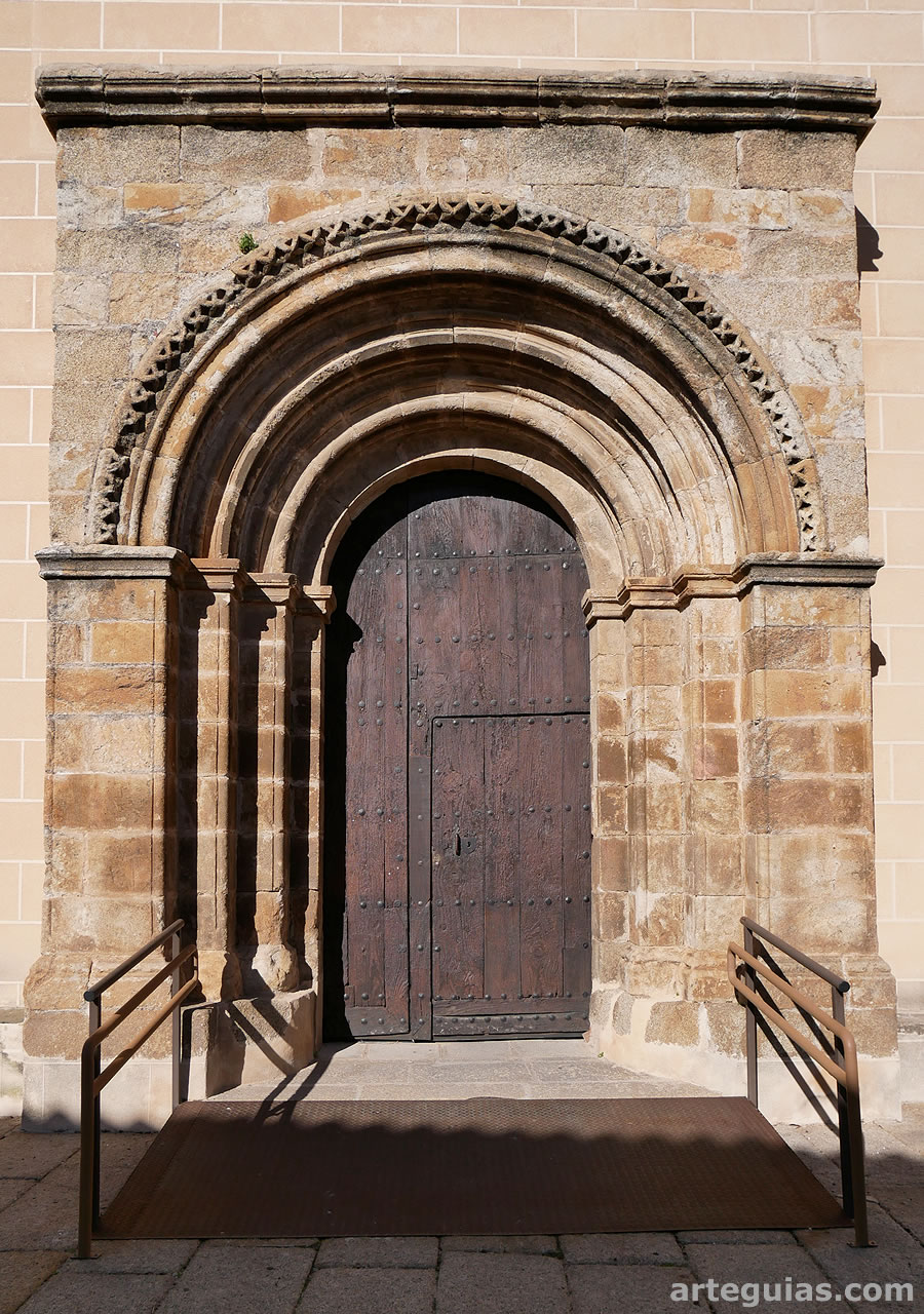 Puerta sur. Iglesia de Alcántara, Cáceres