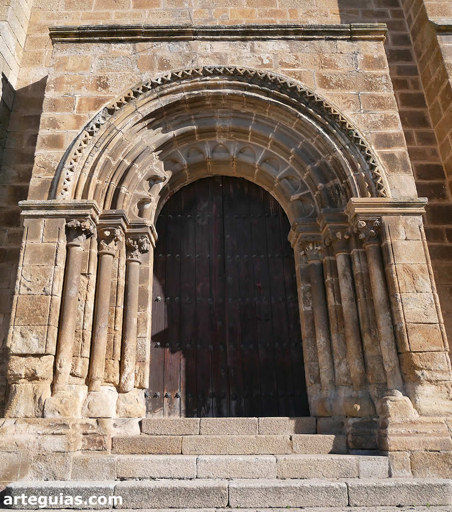 Puerta románica oeste de la iglesia de Santa María de Almocóvar, Alcántara