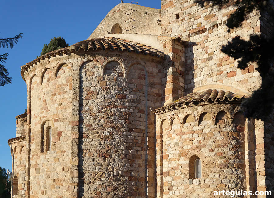 Iglesia de Santa María de Barberà del Vallès: cabecera triabsidal