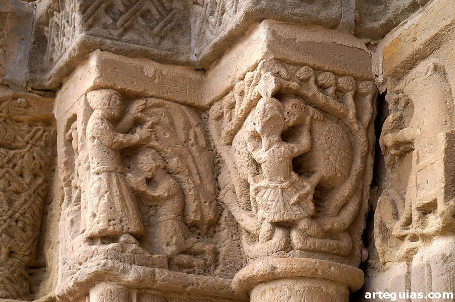 Dos de los capiteles de la puerta románica