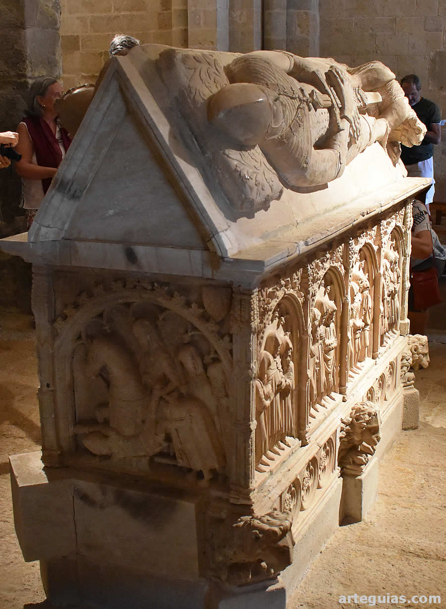Iglesia de Santa Maria de Bell-lloc, en Santa Coloma de Queralt. Monumental sarcófago gótico