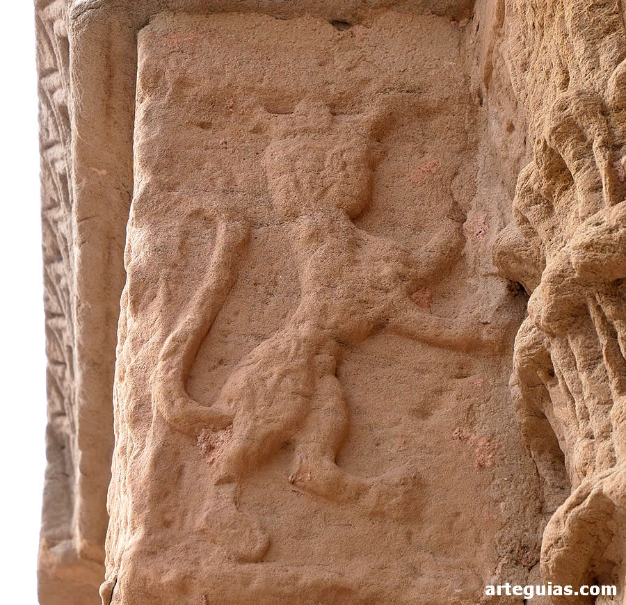 Relieve de la portada románica con un león coronado rampante. Iglesia de Santa Maria de Bell-lloc, en Santa Coloma de Queralt