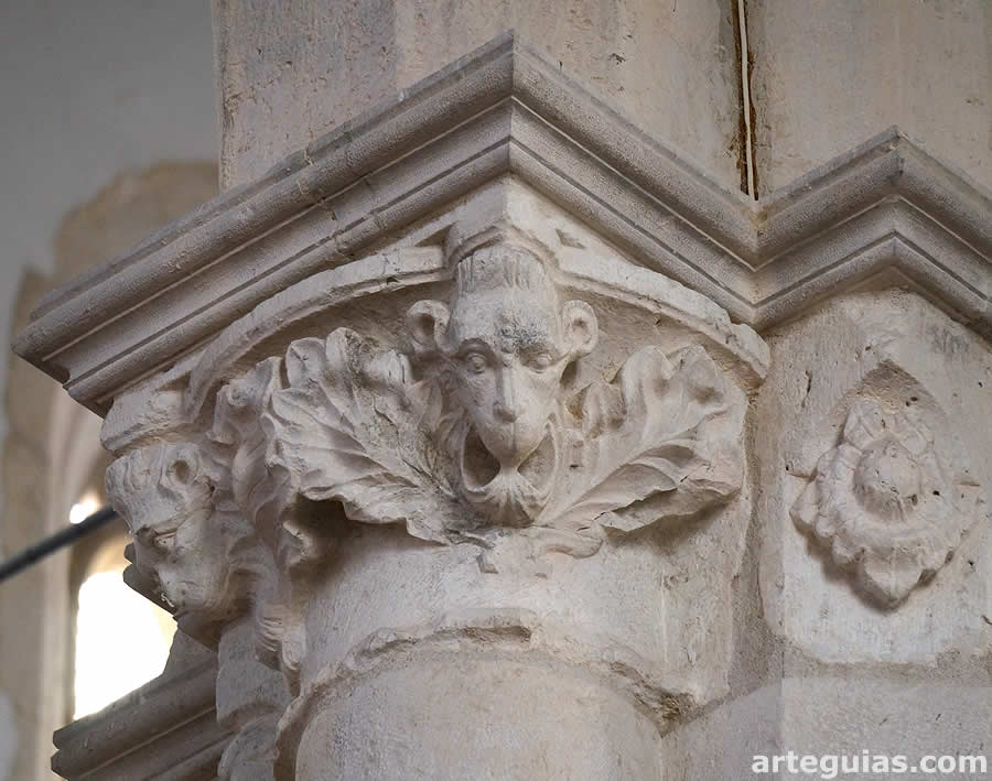 Capitel interior con cabezas de mono