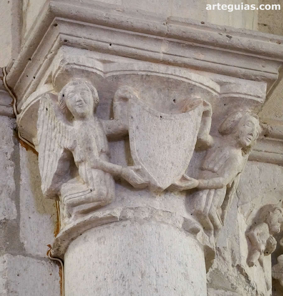 &aacute;ngeles con un escudo her&aacute;ldico